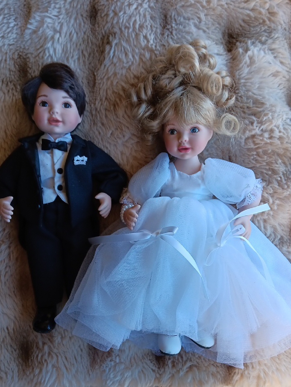 2007 Porcelain bride and groom doll set, made by maker Marie Osmond.